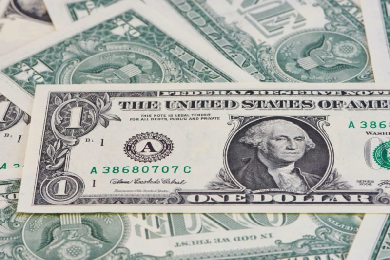 Dólar bate novo recorde e fecha em R$ 5,26 com demanda global pela moeda